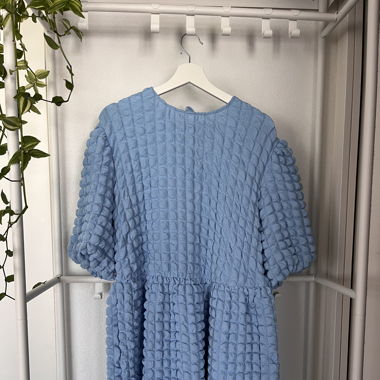 Robe bleu ciel à bulles texturées 