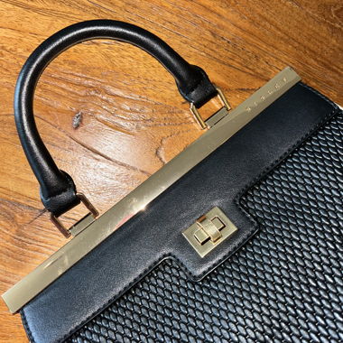 Borsa Sisley con dettagli dorati 