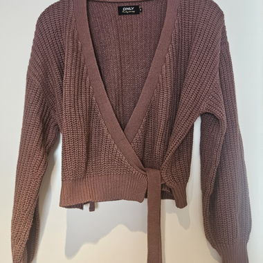 Schöner Wickelpullover