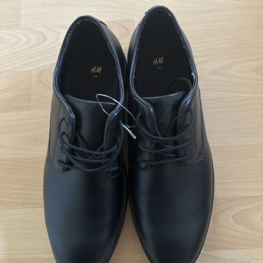 Schwarze Schnürschuhe fürs Anzug-Outfit