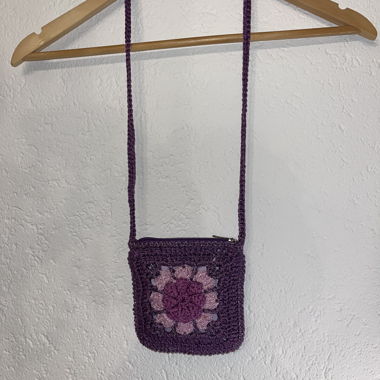 Sac bandoulière en crochet violet