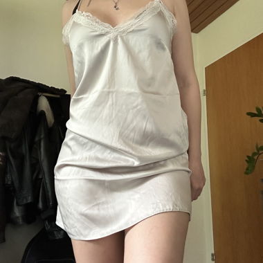 Abito slip in raso con pizzo bianco