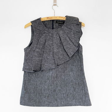 Graue Leinenbluse mit Volants