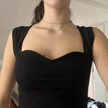 crop top nero con bella scollatura
