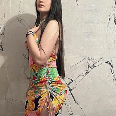 Sommerkleid von Bershka, bunt und figurbetonend