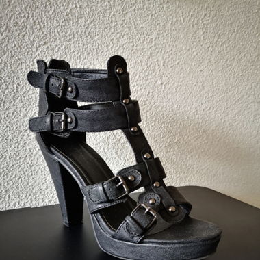 Riemen Sandalen schwarz Highheels 