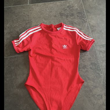 Body Adidas rouge taille 32 
