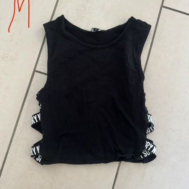 Schwarzes Crop-Top, seitlich offen
