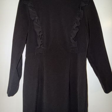 Robe noire à volants