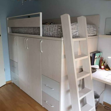 Letto a soppalco con armadio integrato