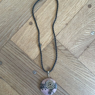 Collana con pendente a spirale