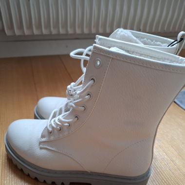 Weisse Winterstiefel