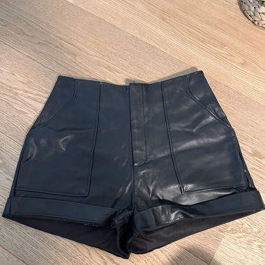 Shorts neri in ecopelle