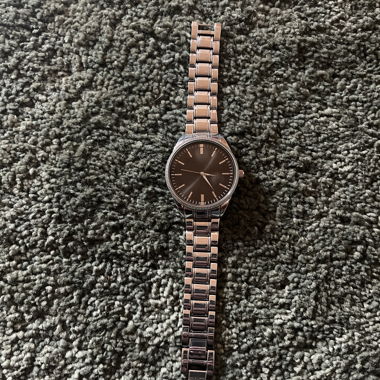 Schlichte analoge Armbanduhr aus Metall
