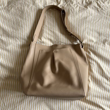 Everlane Schultertasche beige aus Leder