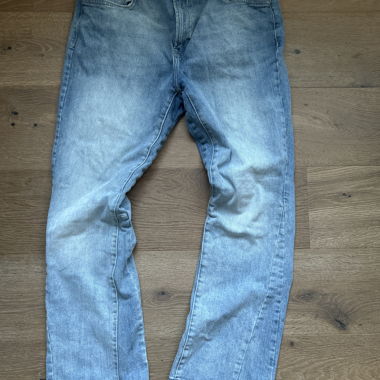 Hellblauer Flared-Jeans
