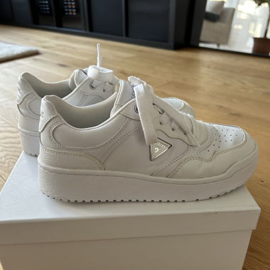 Weisse Guess Sneaker Gr. 38