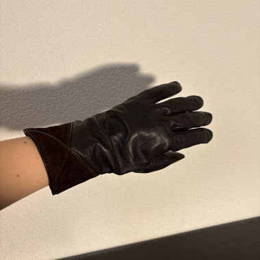 Gants en cuir noirs avec détails bruns