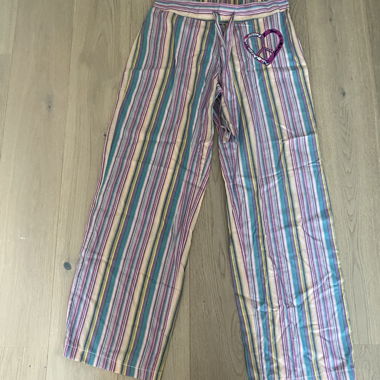 Weite, mehrfarbig gestreifte Hose