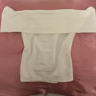 Top bianco elegante a spalle scoperte