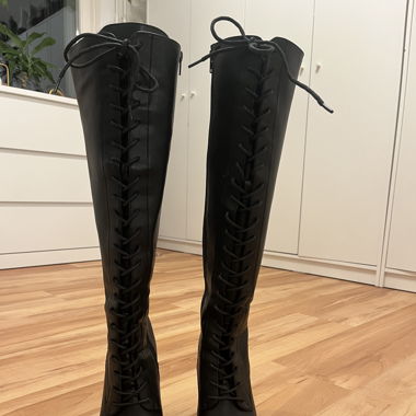Hoch geschnittene High Heels zum schnürren
