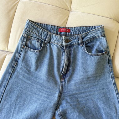 Guess Jeans in Hellblau mit Logo-Tasche hinten