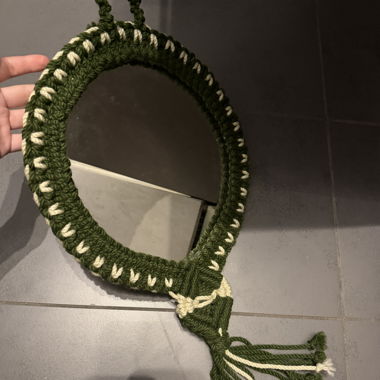 Specchio da parete in macramè verde e beige