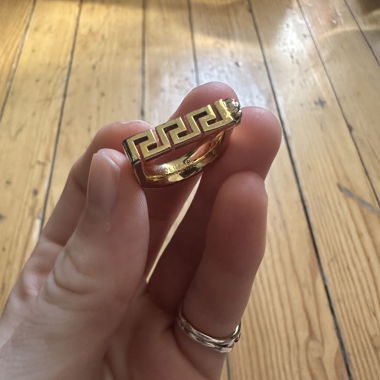 Anello dorato Versace
