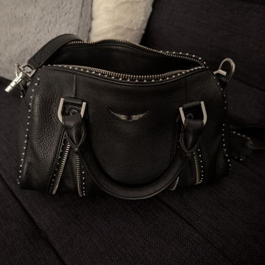 Borsa a mano nera con borchie