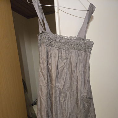 Robe grise à dentelle – Sandro