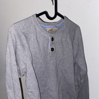 Grauer Sweater