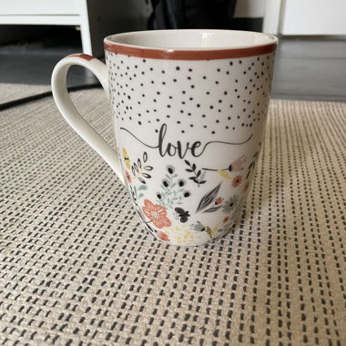 Tasse en céramique avec motif floral