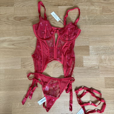 Ensemble de lingerie rouge d’intérieur