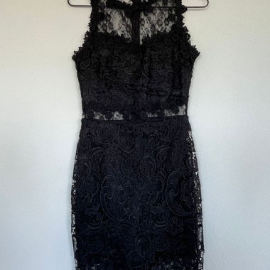 Schwarzes Kleid