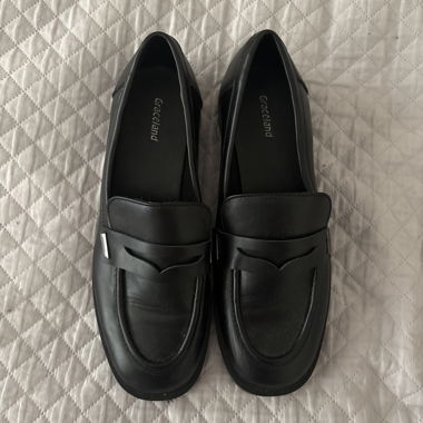 Schwarze Slipper