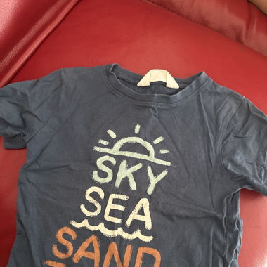 T-shirt size 110 to 116 (4 to 6 years).