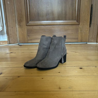 Elegant heeled boots