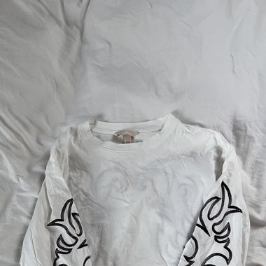 weisses longsleeve mit stickerei