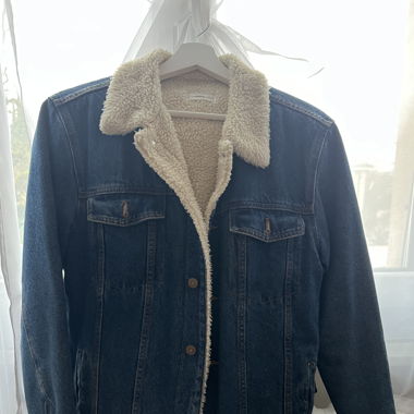 Veste en jean bleu avec un intérieur en fourrure 