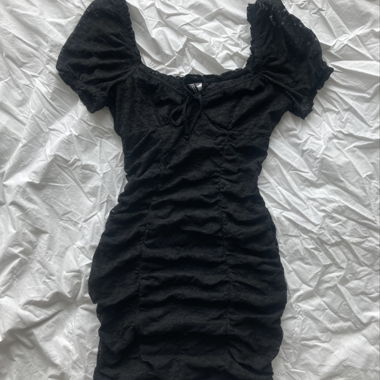 Robe mini froncée noire
