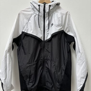 Giacca a vento Nike nera/bianca