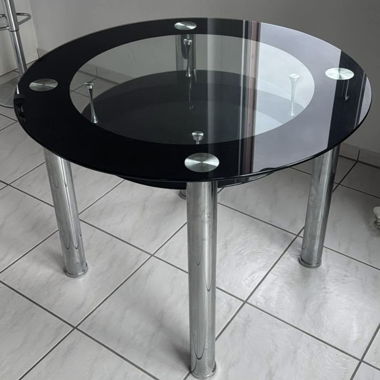 Round glass table, modern design good condition