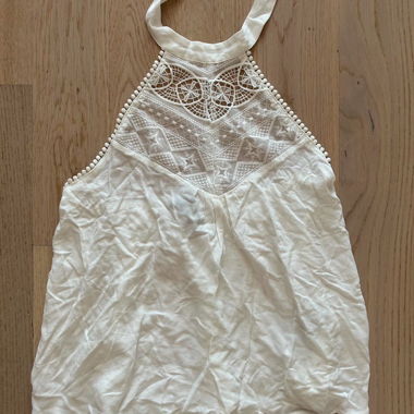 Neue weisse Bluse mit Stickerei
