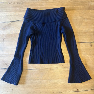 Maglione blu a coste con spalle scoperte