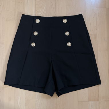 Shorts neri ZARA con bottoni dorati
