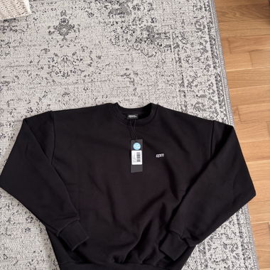6PM Crewneck Black