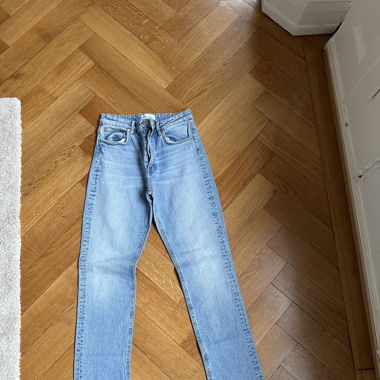 Jeans bleu avec fentes