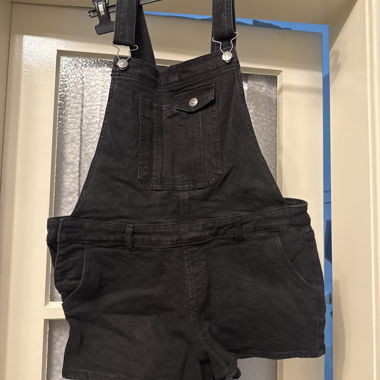 Schwarze Jeans-Latzhose-Shorts
