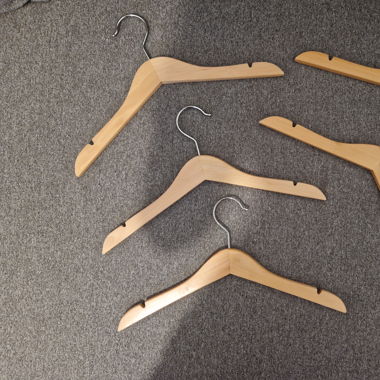5 cintres en bois pour vêtements d’enfants