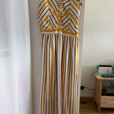 Gelbes gestreiftes Kleid mit verstellbaren Trägern